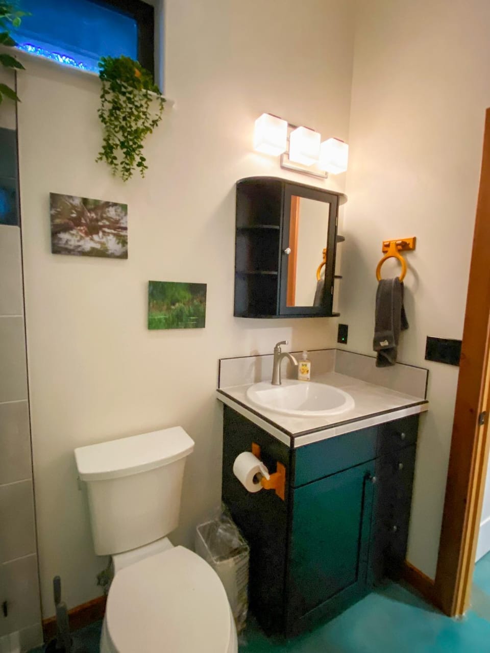 Modern home in country setting, close to town Apartment in Arcata