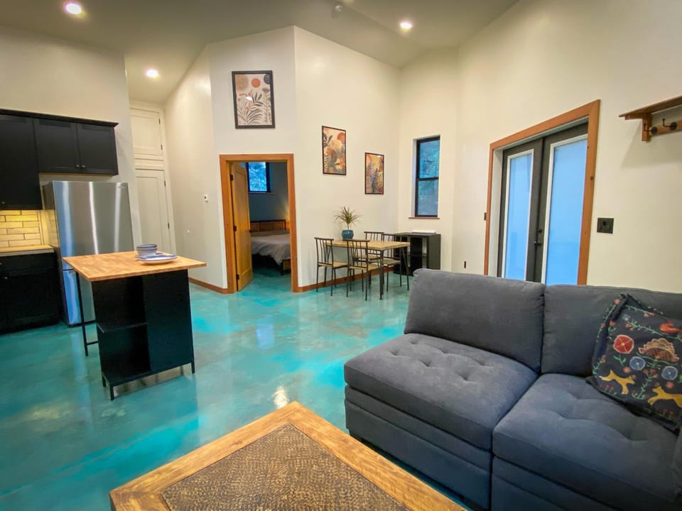 Modern home in country setting, close to town Apartment in Arcata