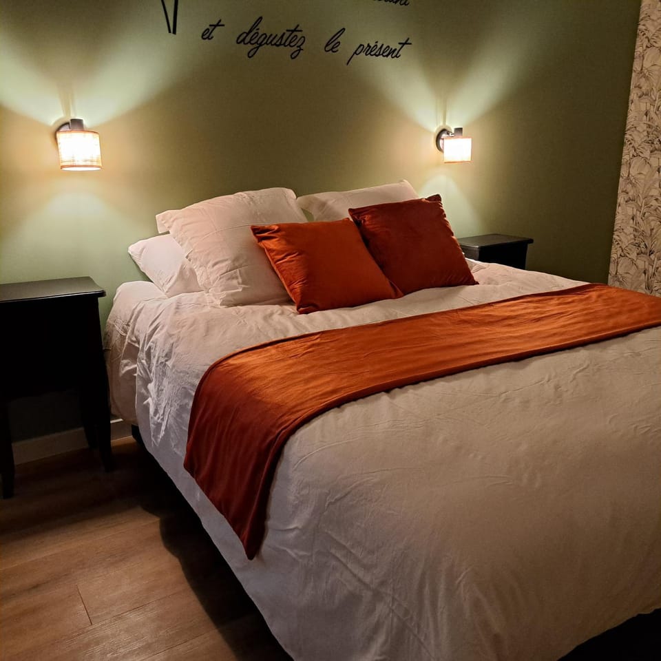 Bed, Photo of the whole room