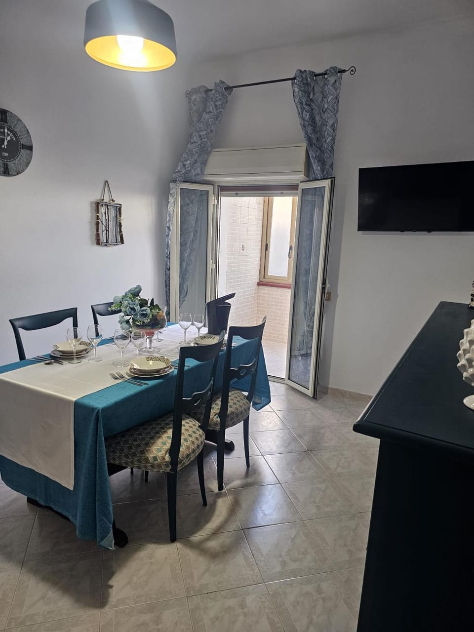 TV and multimedia, Living room, Seating area, Dining area