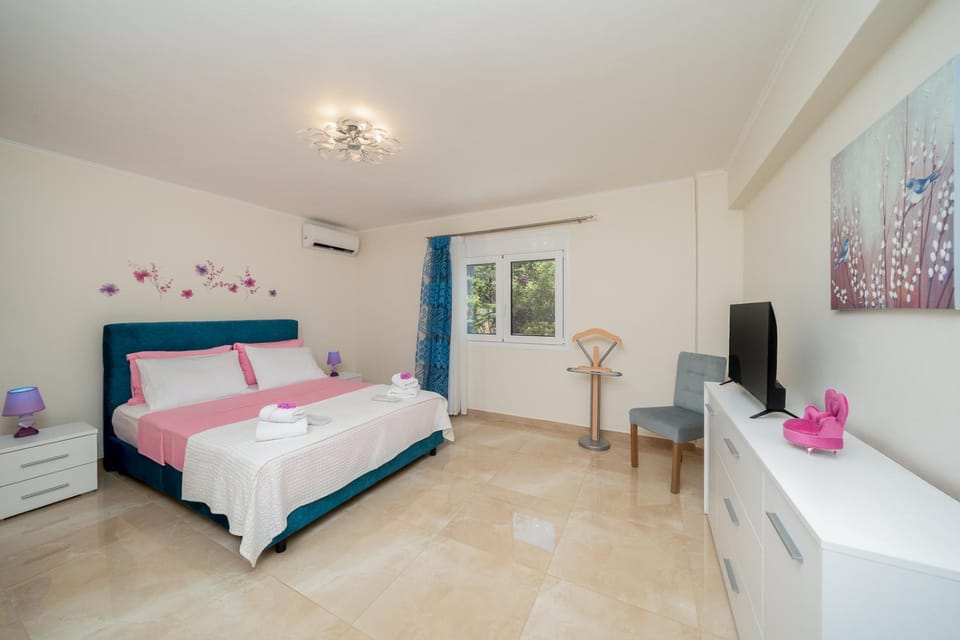 Bed, TV and multimedia, Photo of the whole room, Bedroom, air conditioner