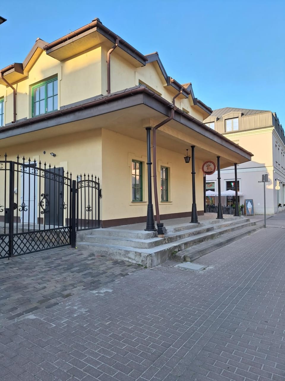 Property building, Day, Neighbourhood, Street view
