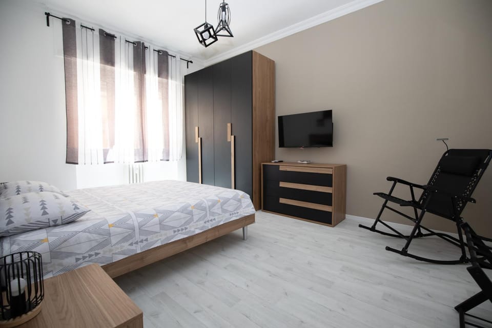 Bed, People, TV and multimedia, View (from property/room), Other, Photo of the whole room, Bedroom, Guests, Area and facilities, young children, group of guests, Family, furniture, heating, internet, wardrobe, air conditioner