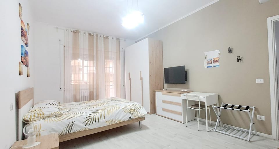 Bed, TV and multimedia, View (from property/room), Photo of the whole room, Bedroom, furniture, internet, wardrobe