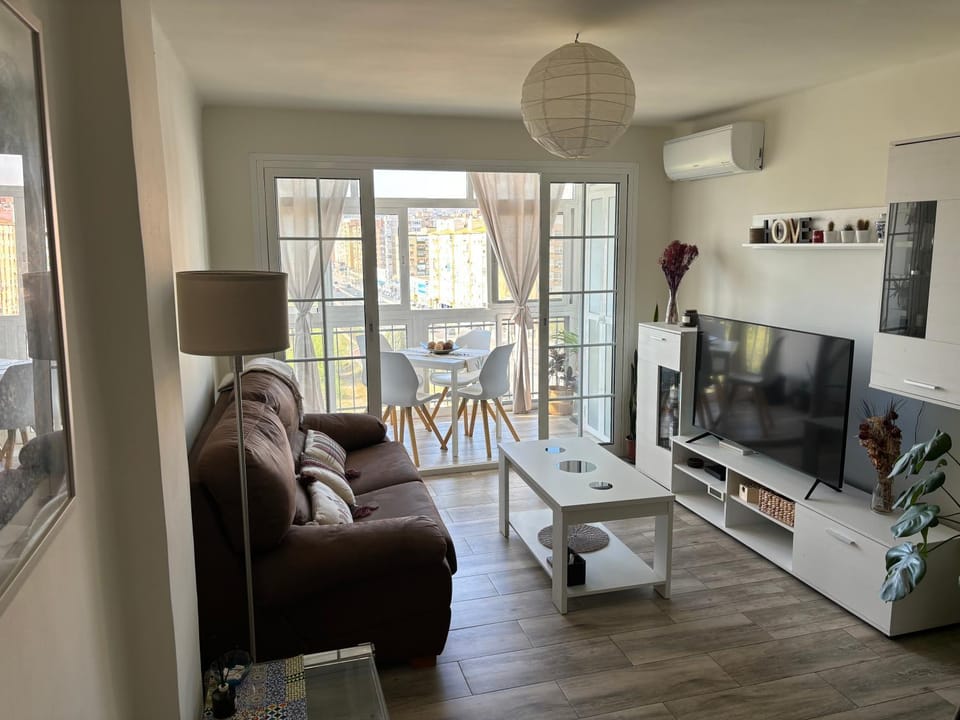 Communal lounge/ TV room, TV and multimedia, Living room, Evening entertainment, air conditioner