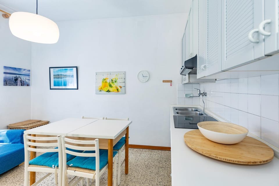 Kitchen or kitchenette, Seating area, Dining area
