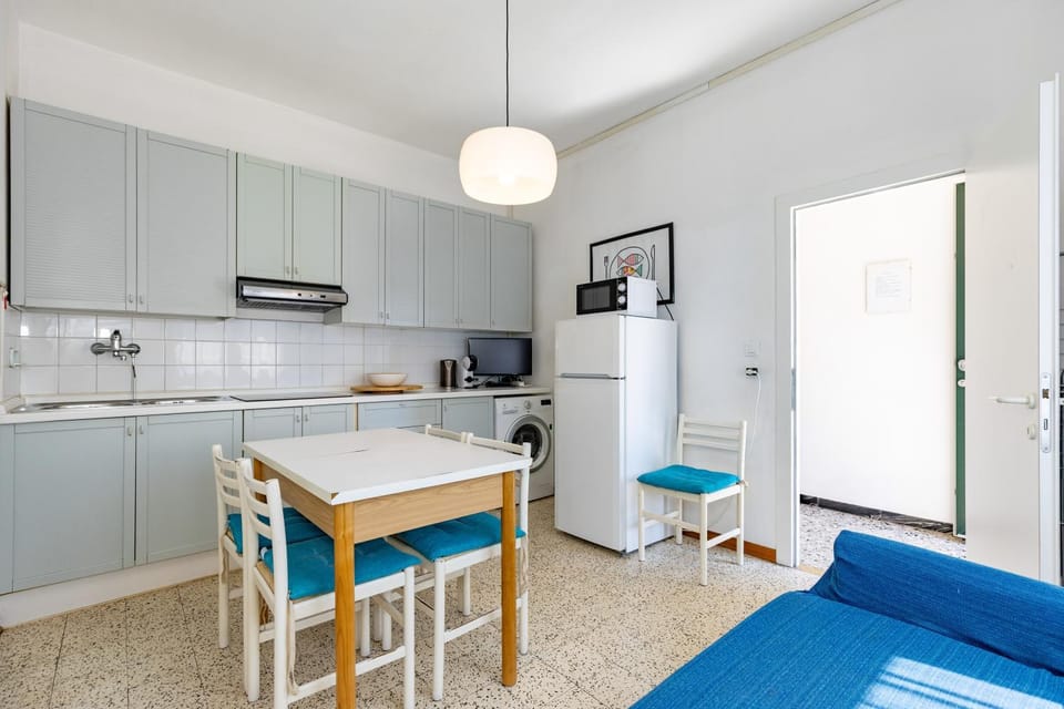 Kitchen or kitchenette, Living room, Seating area, Dining area, dishwasher, stove