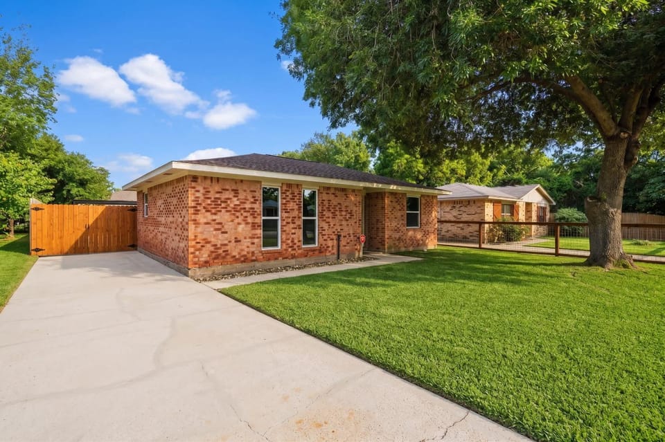 Seabrook Sanctuary Cozy 3BR Home Perfect for Families Privacy & Comfort Galore House in Pasadena