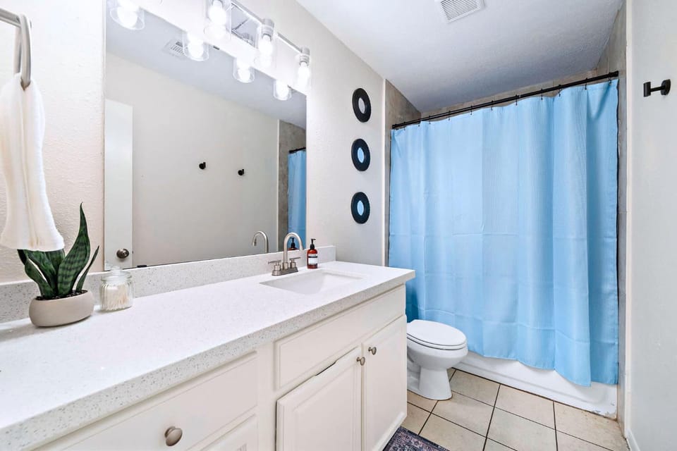 Seabrook Sanctuary Cozy 3BR Home Perfect for Families Privacy & Comfort Galore House in Pasadena