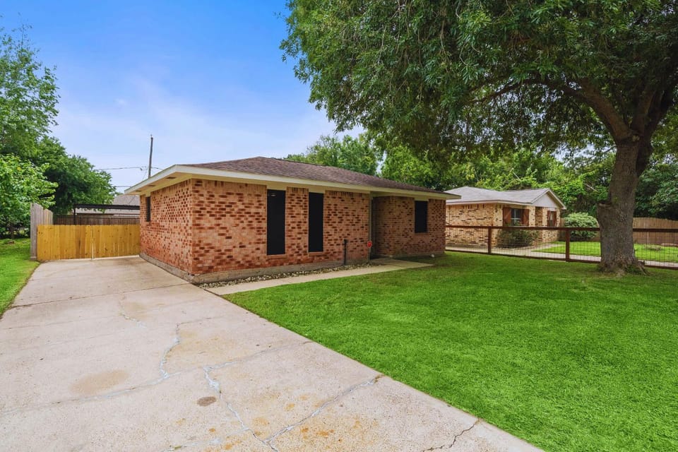 Seabrook Sanctuary Cozy 3BR Home Perfect for Families Privacy & Comfort Galore House in Pasadena