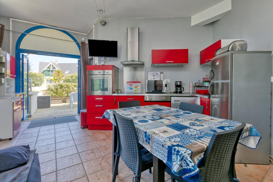 Property building, Kitchen or kitchenette, Living room