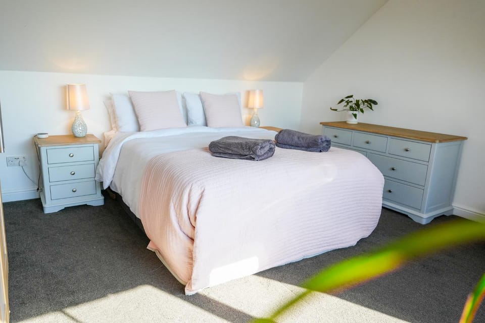 Bed, Bedroom, towels
