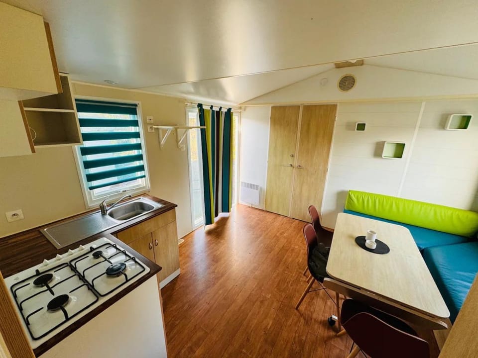 Property building, Kitchen or kitchenette, Living room