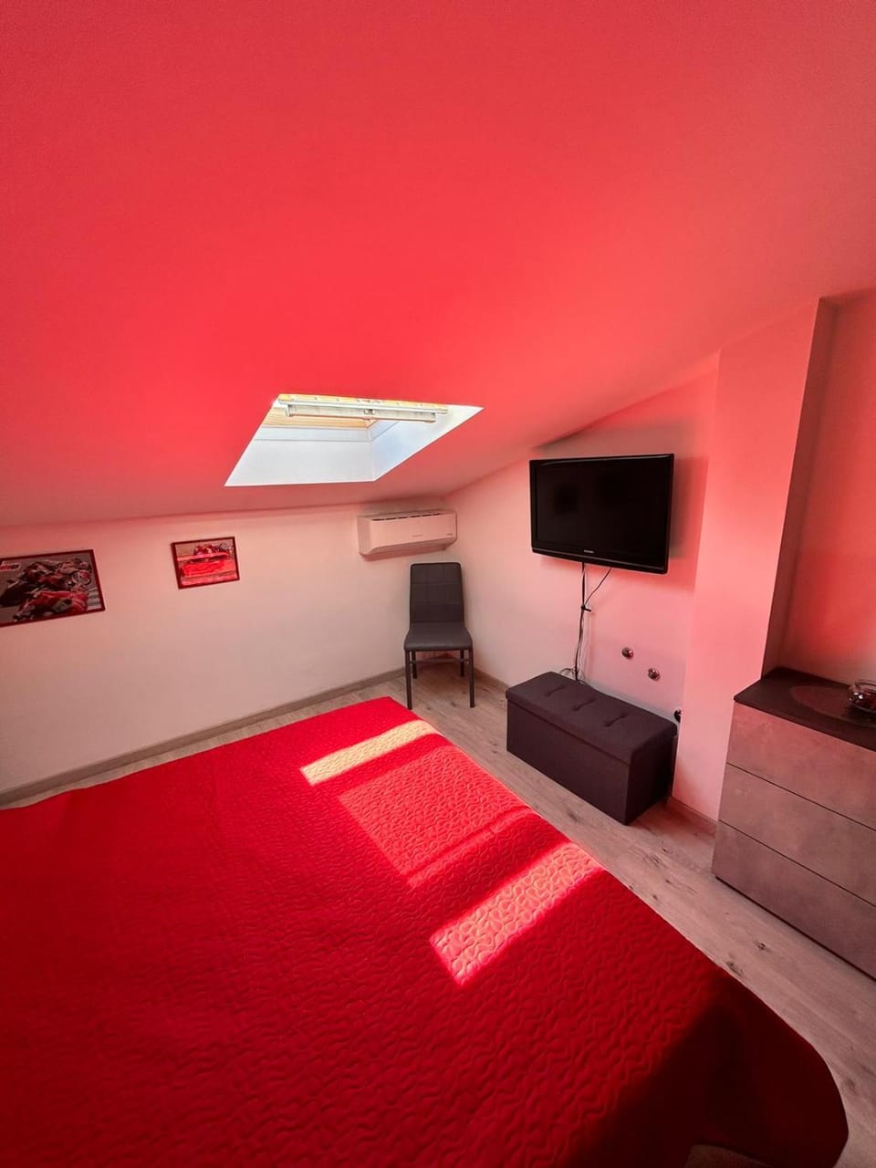 TV and multimedia, Photo of the whole room, Bedroom