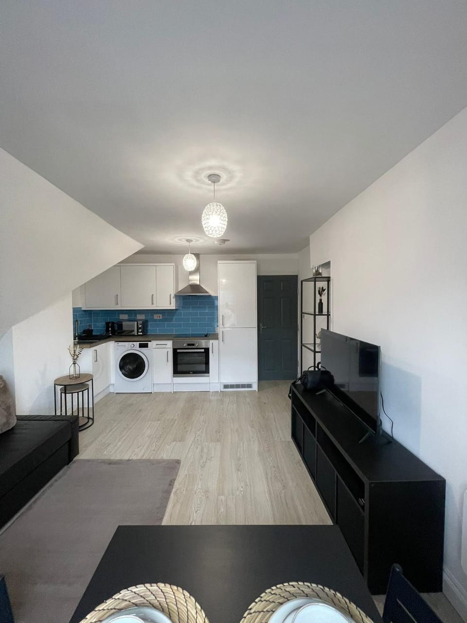 TV and multimedia, Kitchen or kitchenette, Living room, Seating area, stove