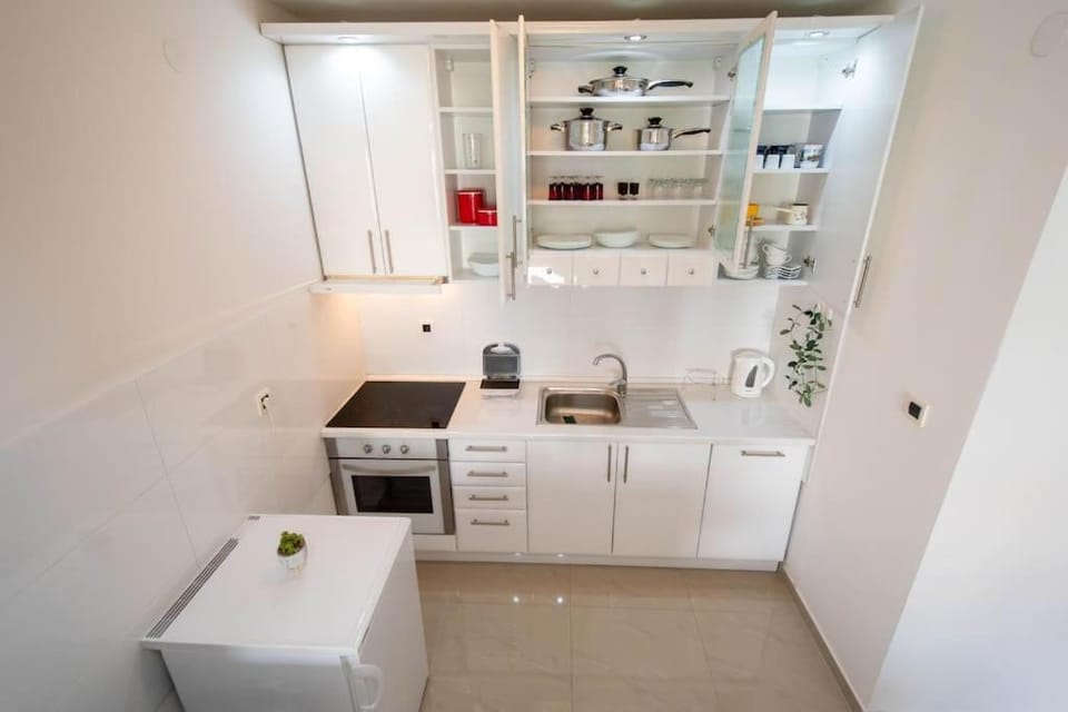 Quiet 1BR - FREE Parking - Terrace - Kid-friendly Apartment in Novi Sad