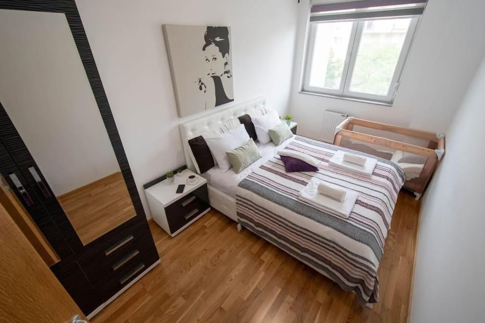 Quiet 1BR - FREE Parking - Terrace - Kid-friendly Apartment in Novi Sad