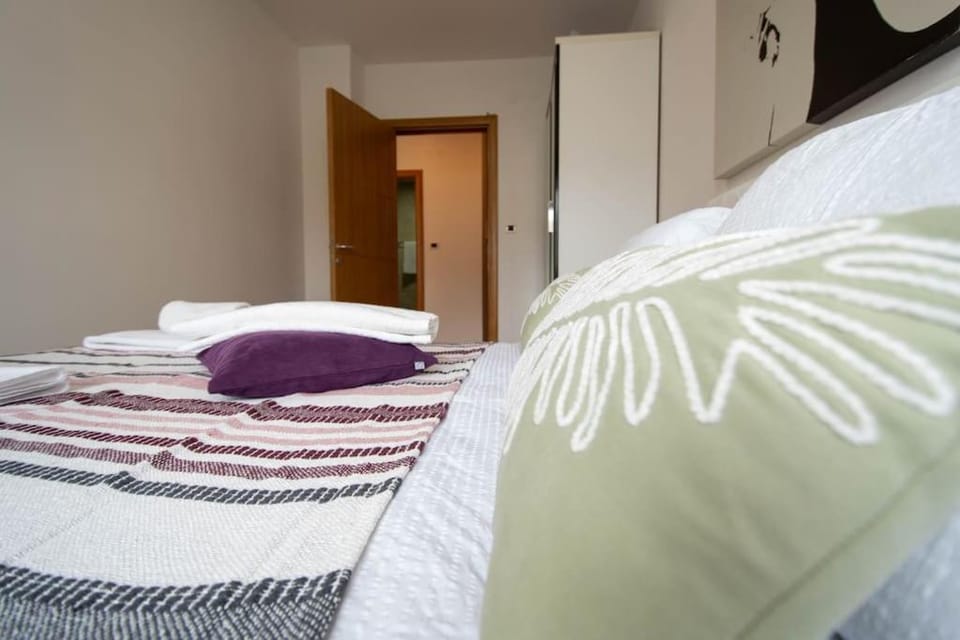 Quiet 1BR - FREE Parking - Terrace - Kid-friendly Apartment in Novi Sad