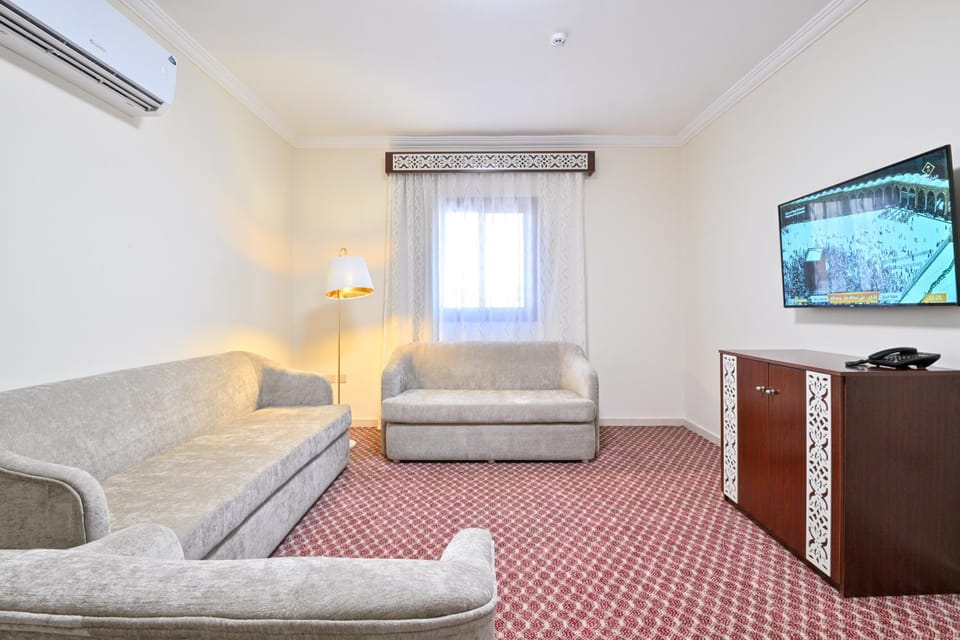 Communal lounge/ TV room, TV and multimedia, Living room, Seating area, air conditioner