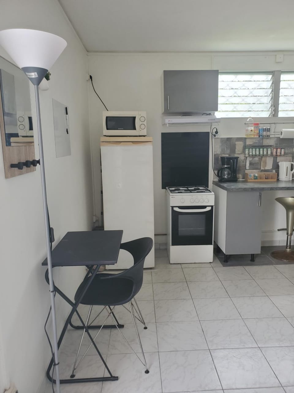 Coffee/tea facilities, Kitchen or kitchenette, Dining area, oven, stove, toaster