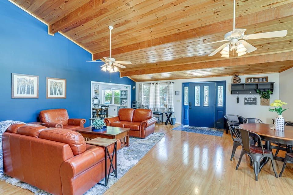 Group Getaway in Newland w/ Lake & Pool Access House in Tennessee