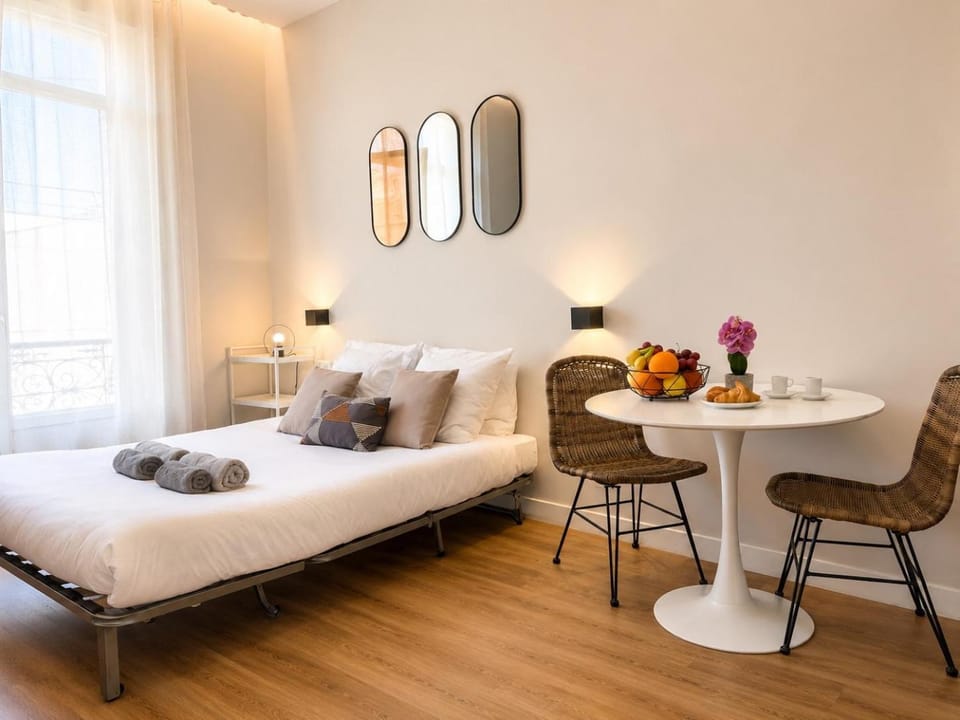 Bed, Seating area, Bedroom