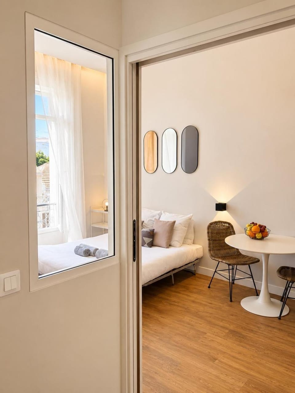 Bed, Living room, Photo of the whole room, Seating area