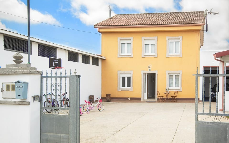 AG Casa Belenda con jardín 11pax, Santiago a 40km House in Bergantiños