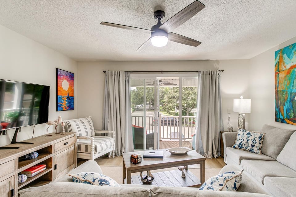 Condo w/ Amazing Amenities: 1 Mi to Beach! Apartment in Mallory Park