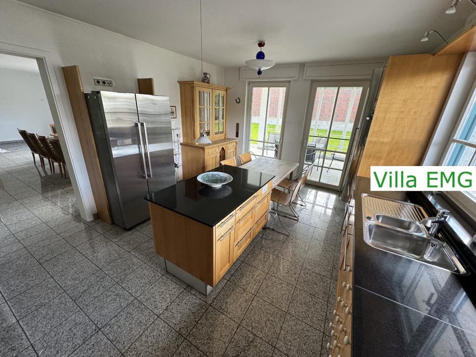 Coffee/tea facilities, Kitchen or kitchenette, dishwasher, oven, stove