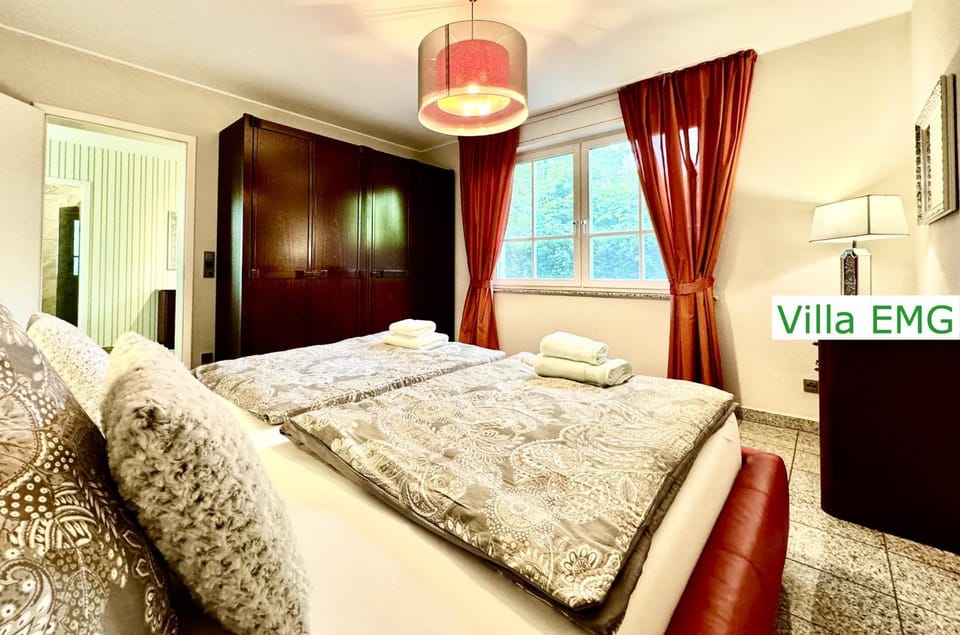Bed, Photo of the whole room, Decorative detail, Bedroom, towels, wardrobe
