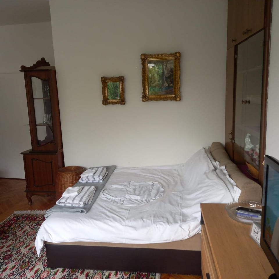 Bed, Living room