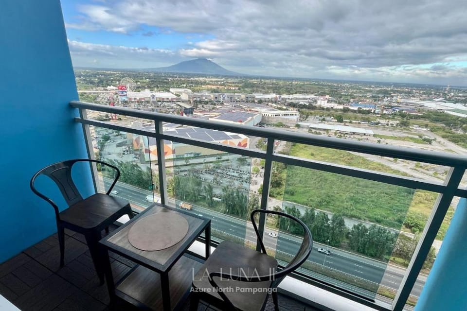 La Luna II - Room for Couples with Mt Arayat View Apartment in Calabarzon
