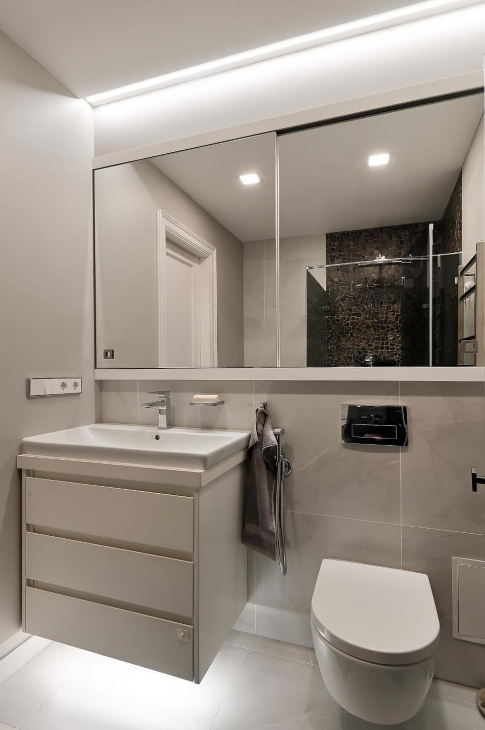 Toilet, towels, towels