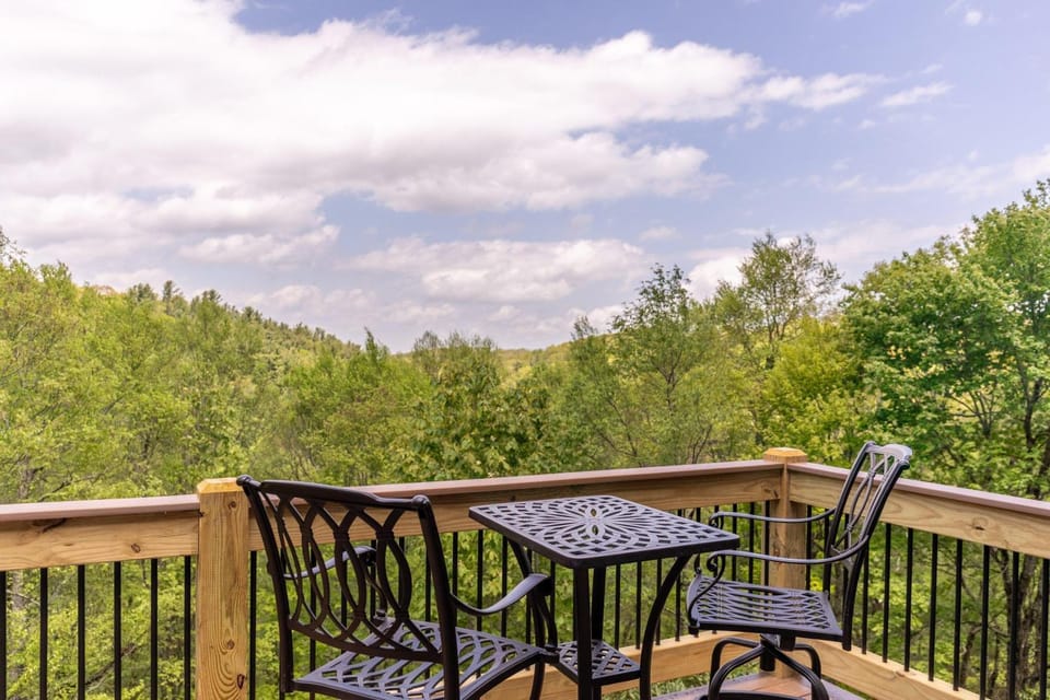 Parkway Hideout House in Watauga