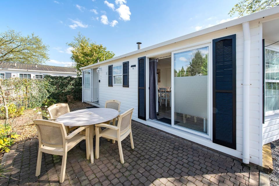 Property building, Day, Balcony/Terrace, Dining area