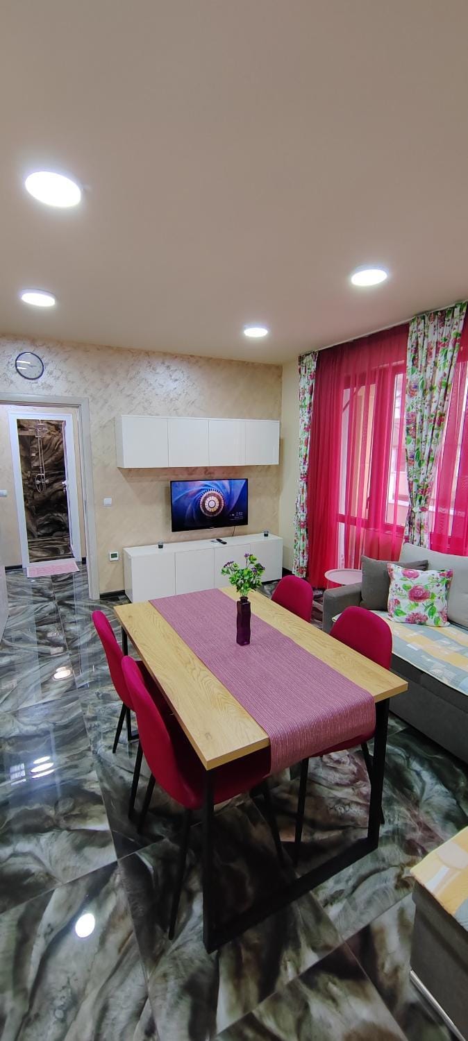 Kitchen or kitchenette, Living room, Seating area, Dining area