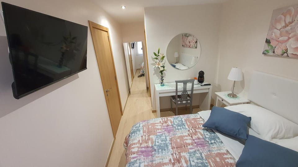 Bed, TV and multimedia, Photo of the whole room, Bedroom