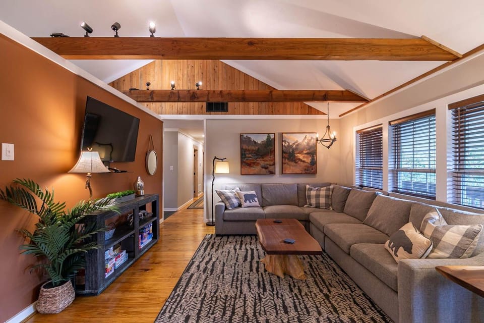 Four Bear Falls House in Banner Elk