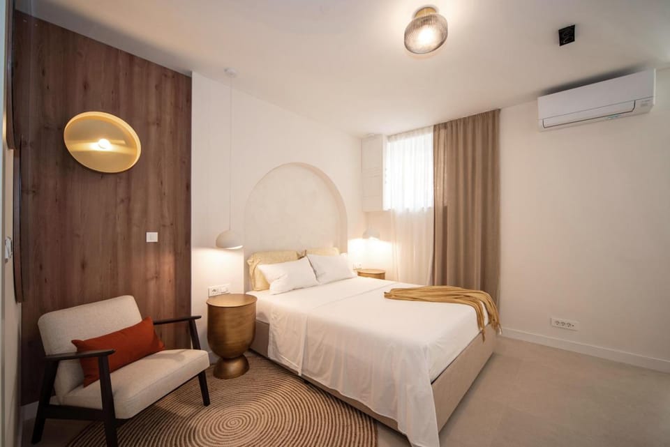 Seating area, Bedroom, air conditioner