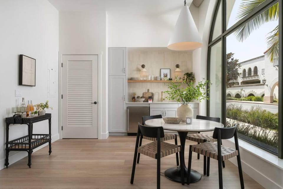 Kitchen or kitchenette, Dining area