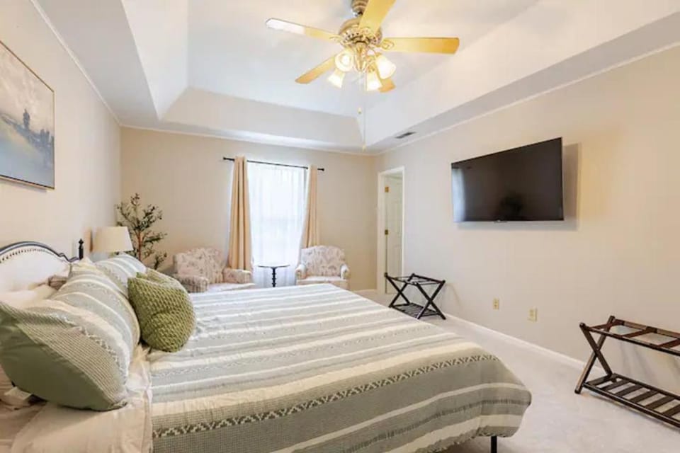 Bed, TV and multimedia, View (from property/room), Bedroom