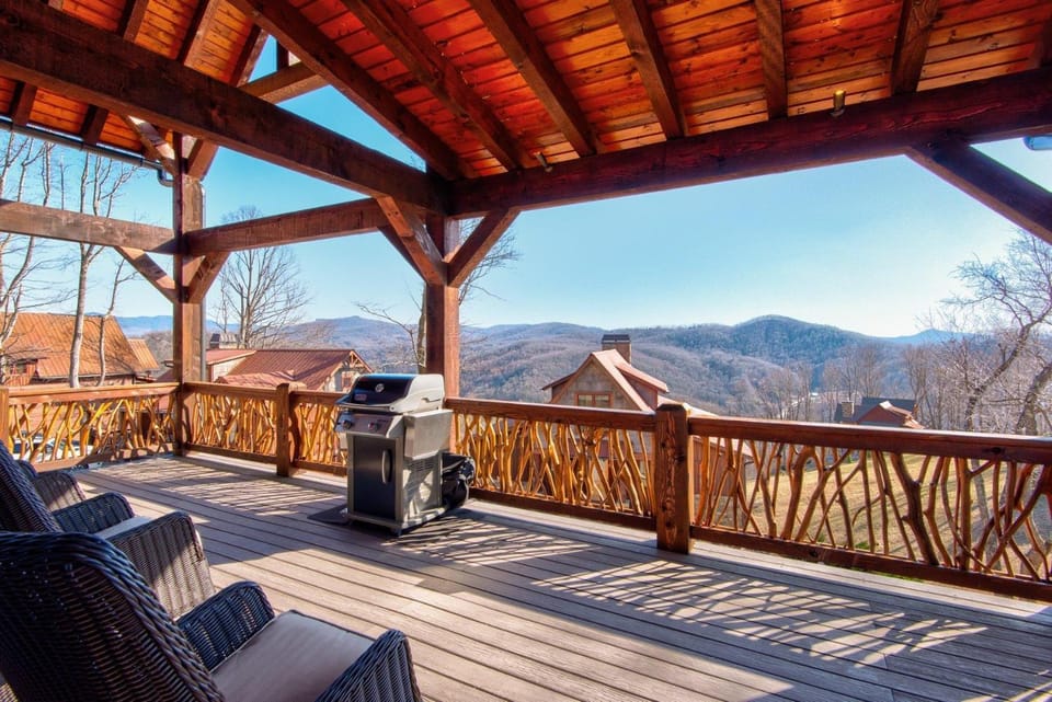 Grin'Inn Bear It at Eagles Nest House in Watauga