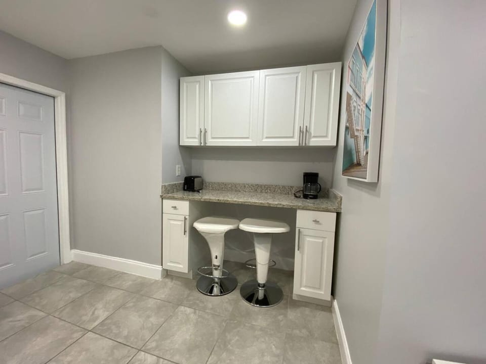 Annas Peaceful mini Luxury suite Apartment in Dania Beach