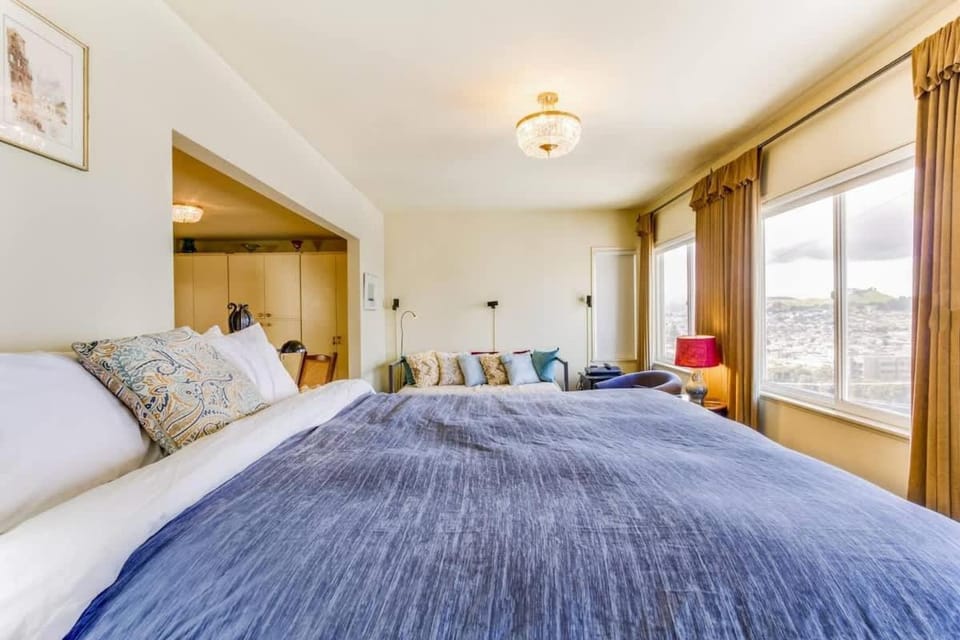Two Bedroom, Two Newly Renovated Bathrooms, Deck House in San Francisco