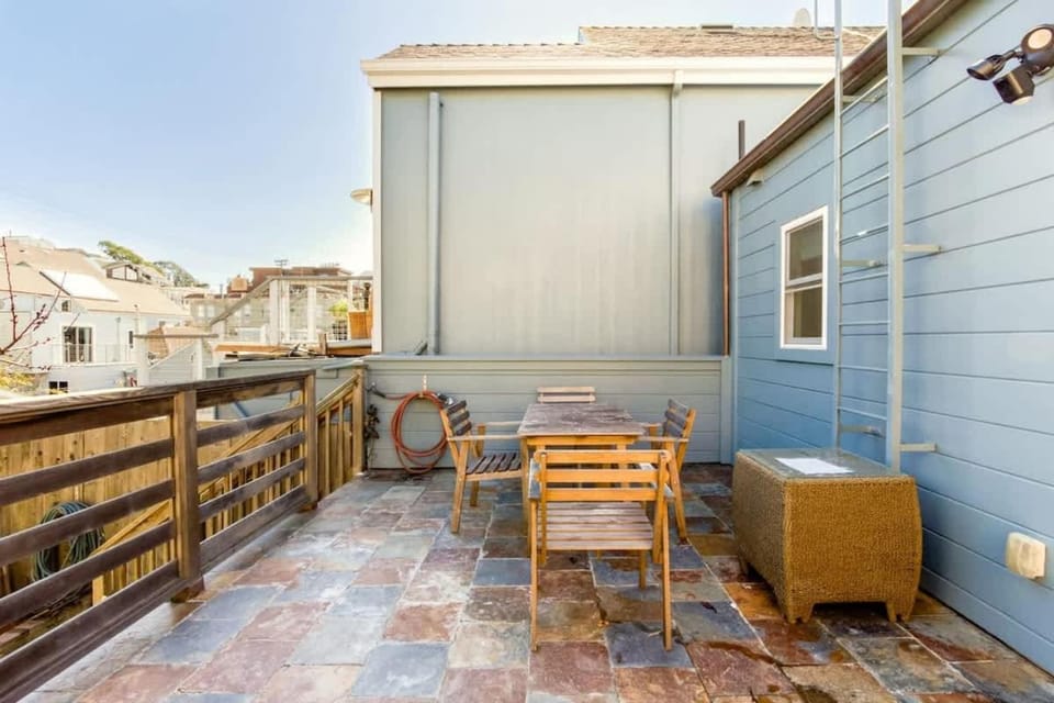 Two Bedroom, Two Newly Renovated Bathrooms, Deck House in San Francisco