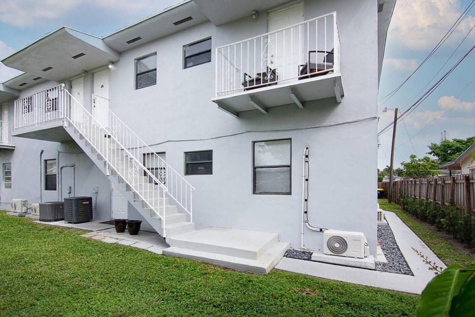 Anna's peaceful Getaway Luxury Suite Apartment in Dania Beach