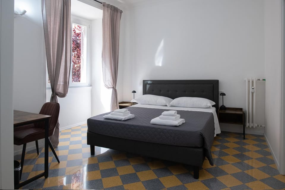 Bed, Bedroom, towels
