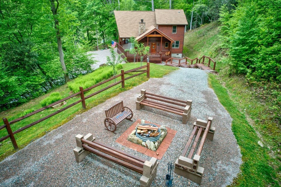 A Beary Nice Cabin Cabin in Brushy Fork