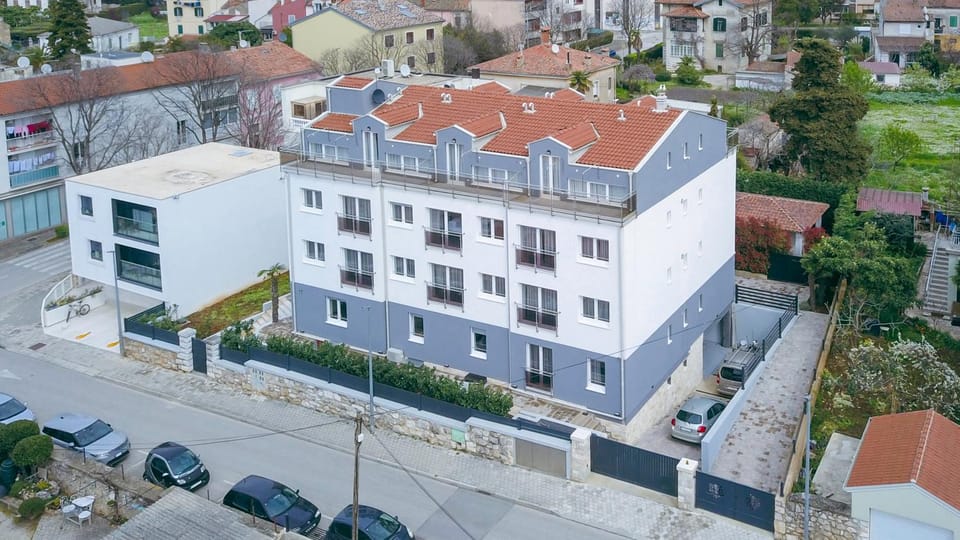 Property building, Facade/entrance, Day, Neighbourhood, Bird's eye view, Street view, Location, Parking